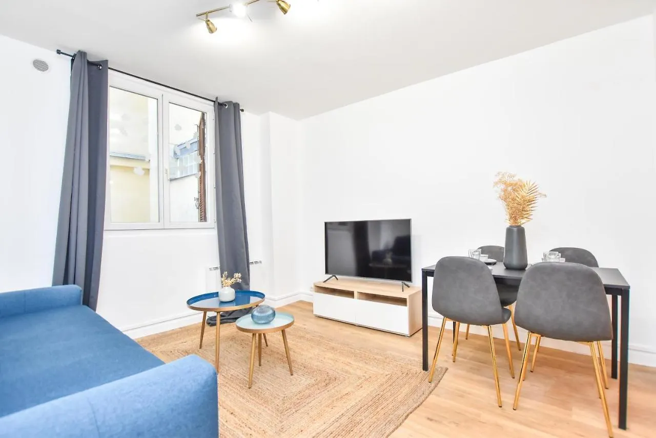 Cmg - Voltaire / Republique Daire Paris 0*,  Fransa